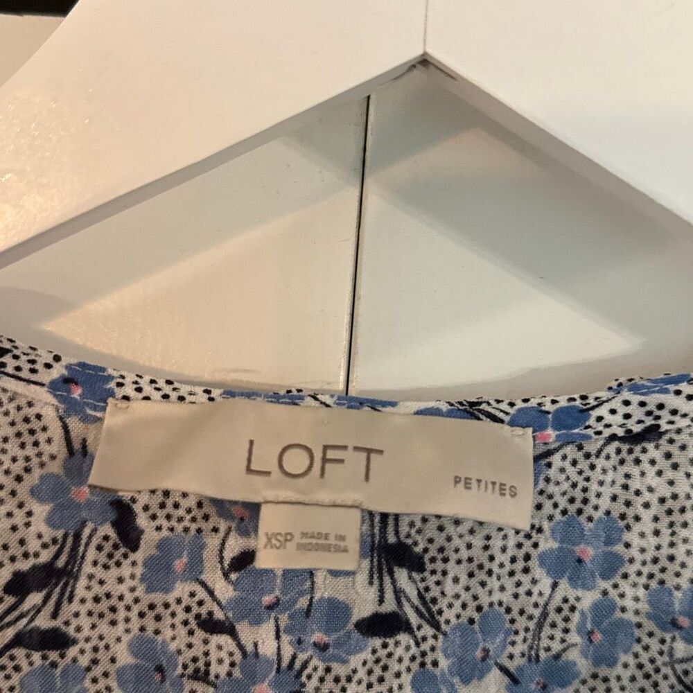 Loft bouquet ruffle blue floral top size xs - Picture 5 of 10